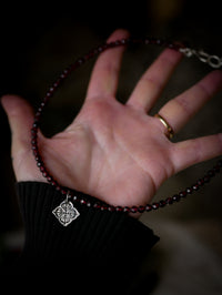Auld Kirk Green - Collier en perles de grenat facetté et argent