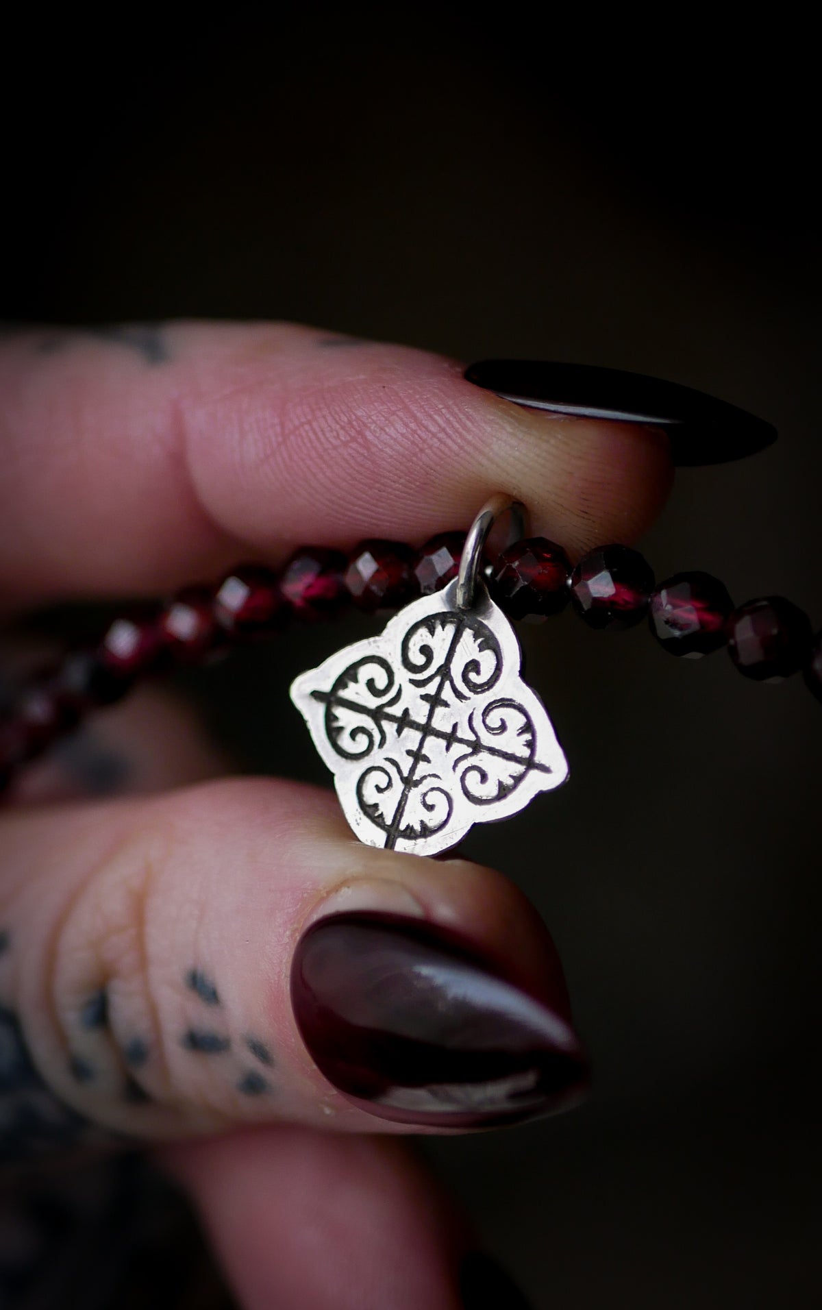 Auld Kirk Green - Collier en perles de grenat facetté et argent
