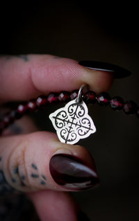 Auld Kirk Green - Collier en perles de grenat facetté et argent