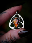 Bana-Bhuidseach - Pendentif vitrail gothique en agate du Montana et argent