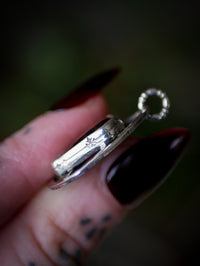 Bana-Bhuidseach - Pendentif vitrail gothique en agate du Montana et argent