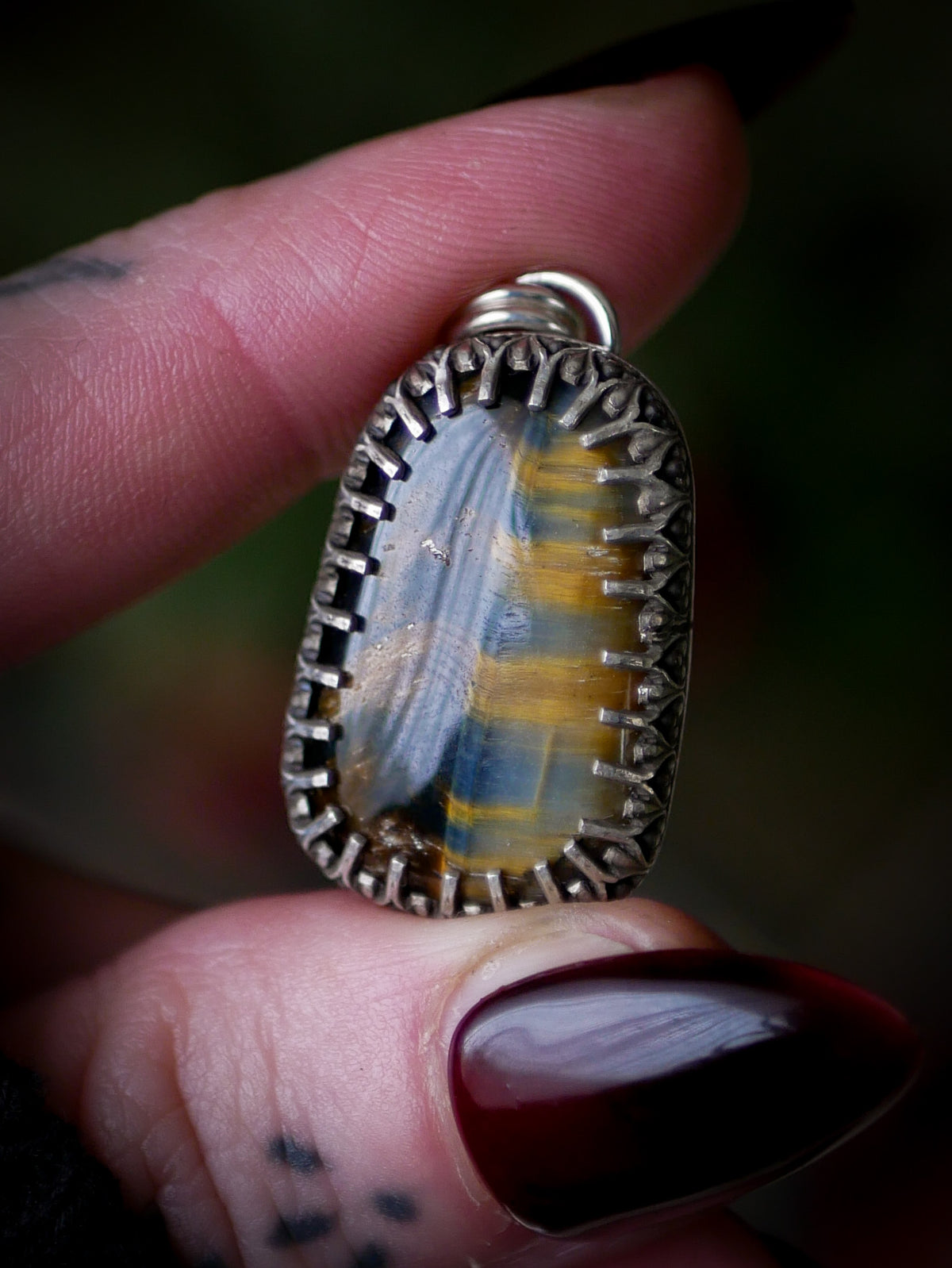 La Selkie - Pendentif en œil de tigre / œil de faucon et argent
