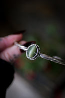 L'Œil de Nessie - Bracelet torque forgé en argent et actinolite