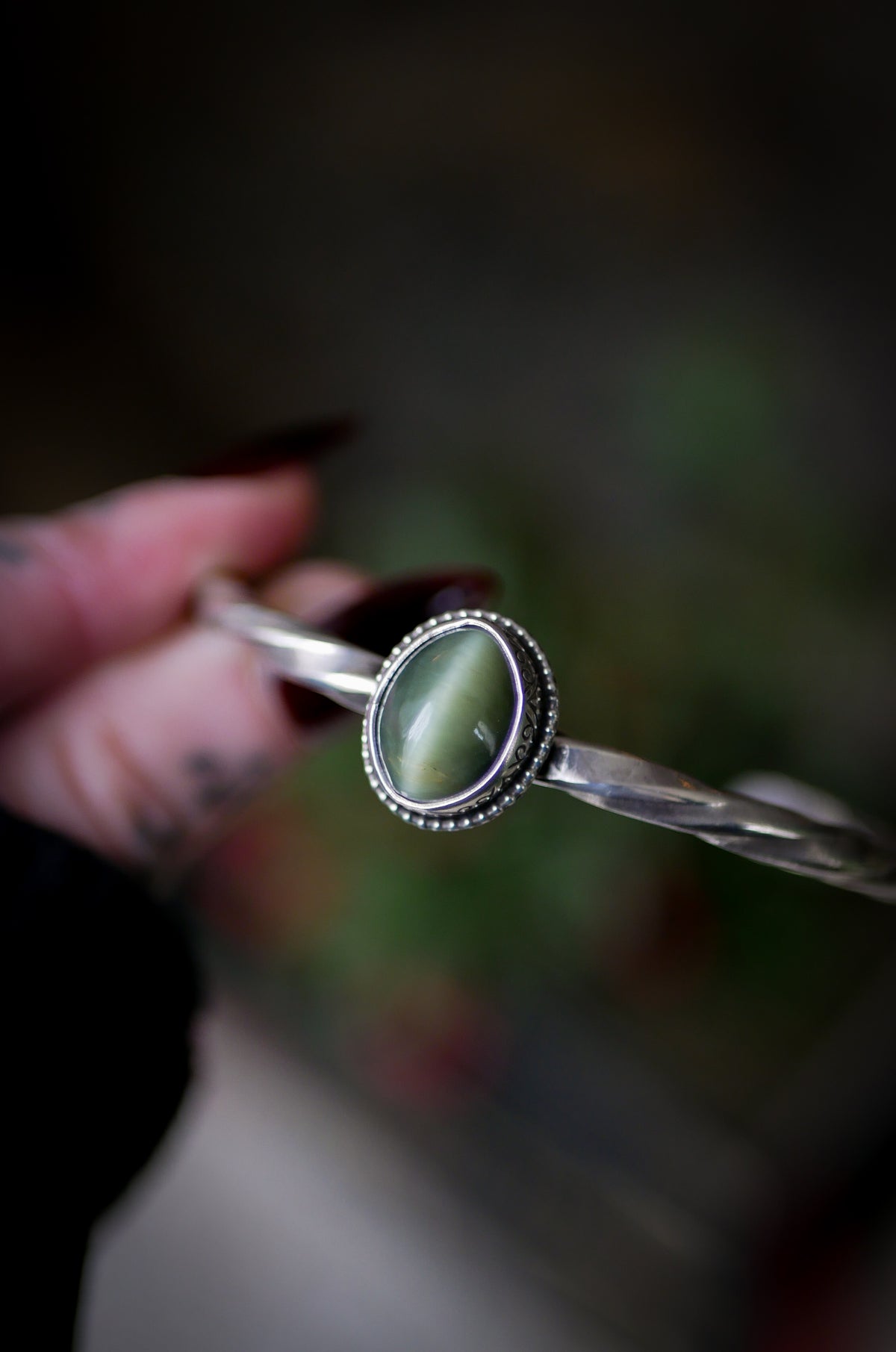 L'Œil de Nessie - Bracelet torque forgé en argent et actinolite