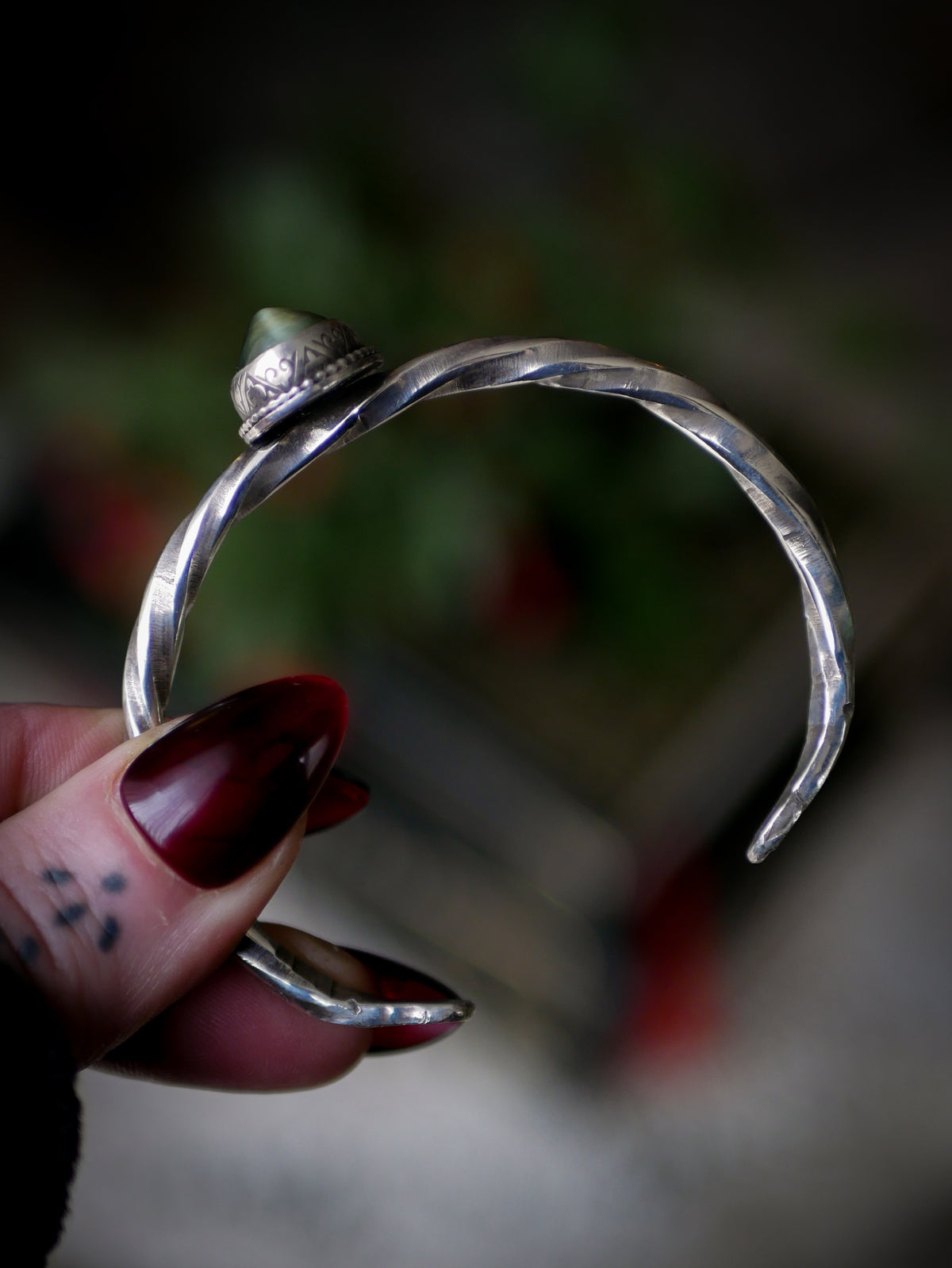L'Œil de Nessie - Bracelet torque forgé en argent et actinolite
