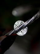 L'Œil de Nessie - Bracelet torque forgé en argent et actinolite