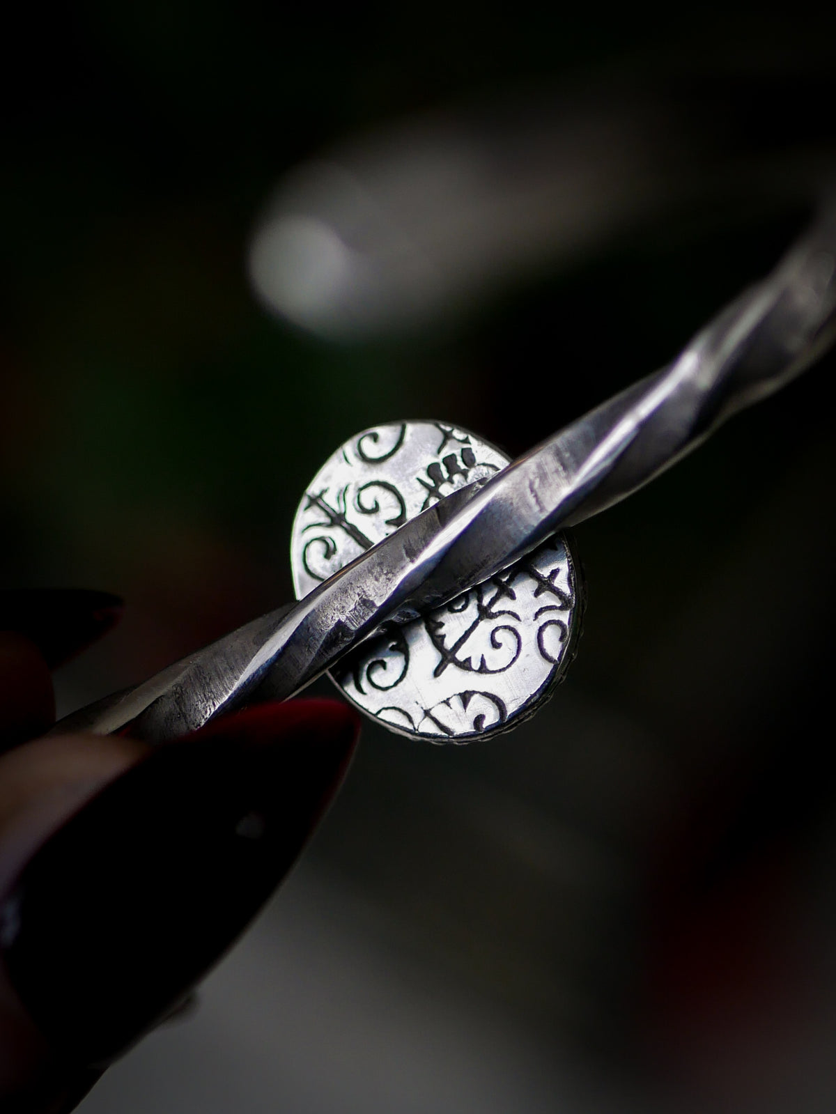 L'Œil de Nessie - Bracelet torque forgé en argent et actinolite