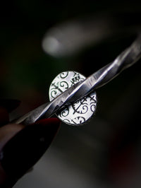 L'Œil de Nessie - Bracelet torque forgé en argent et actinolite