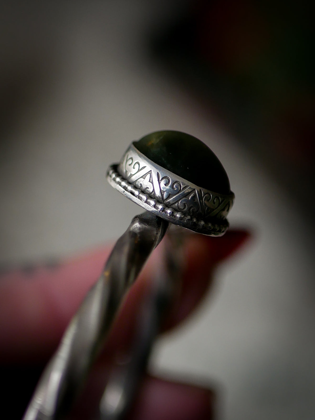 L'Œil de Nessie - Bracelet torque forgé en argent et actinolite