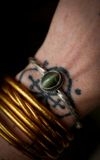 L'Œil de Nessie - Bracelet torque forgé en argent et actinolite