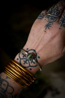 L'Œil de Nessie - Bracelet torque forgé en argent et actinolite