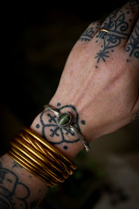 L'Œil de Nessie - Bracelet torque forgé en argent et actinolite
