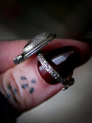 The Spirit of the Vaults - Bague en quartz chamane et argent, chauve-souris forgée