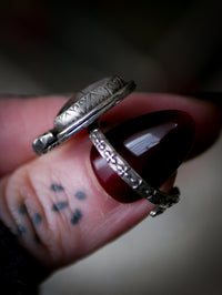 The Spirit of the Vaults - Bague en quartz chamane et argent, chauve-souris forgée