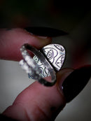 The Spirit of the Vaults - Bague en quartz chamane et argent, chauve-souris forgée