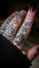 The Spirit of the Vaults - Bague en quartz chamane et argent, chauve-souris forgée