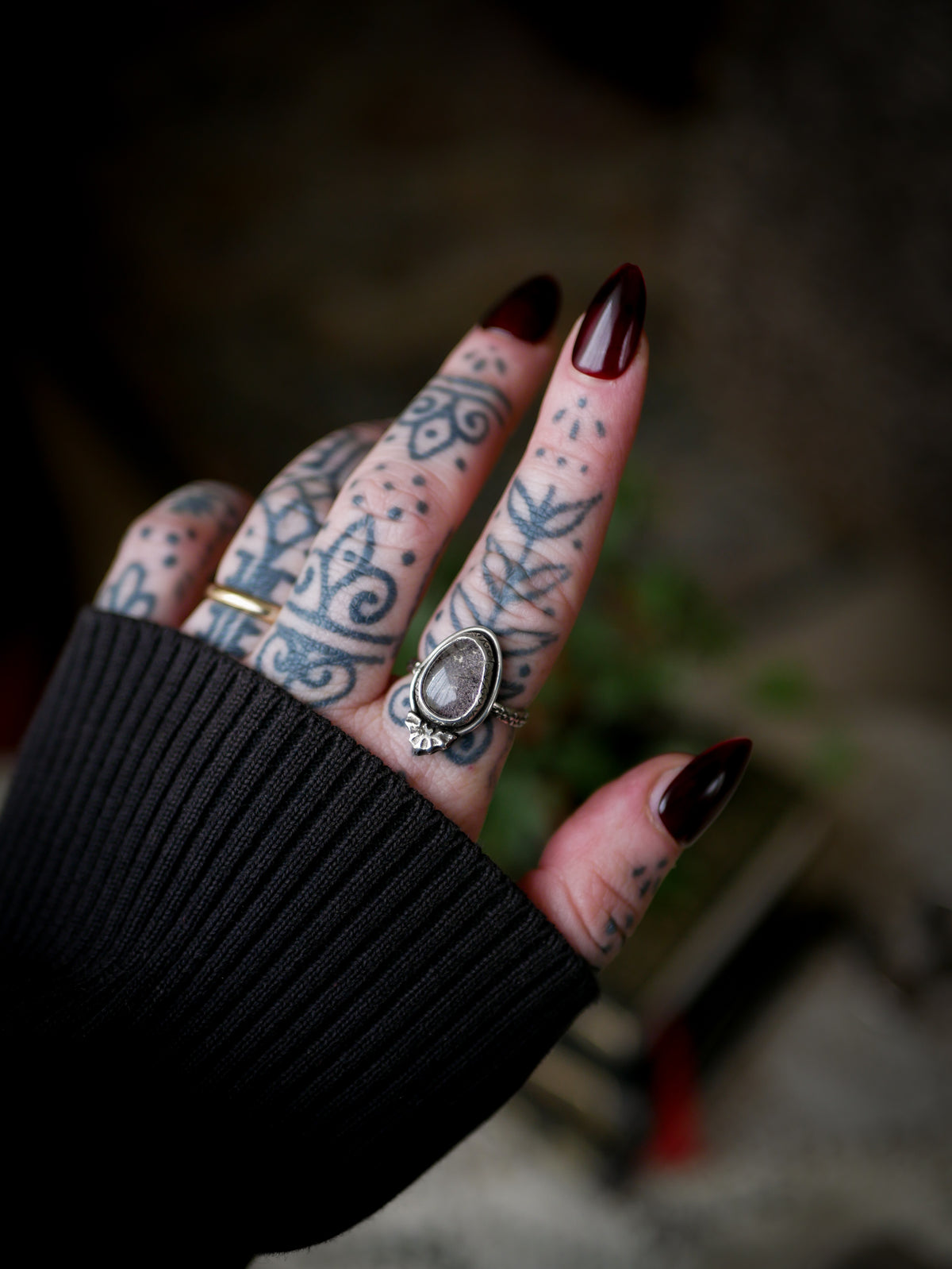 The Spirit of the Vaults - Bague en quartz chamane et argent, chauve-souris forgée