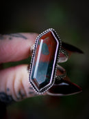 La Morrigan- Bague en jaspe héliotrope facetté et argent, anneaux forgés