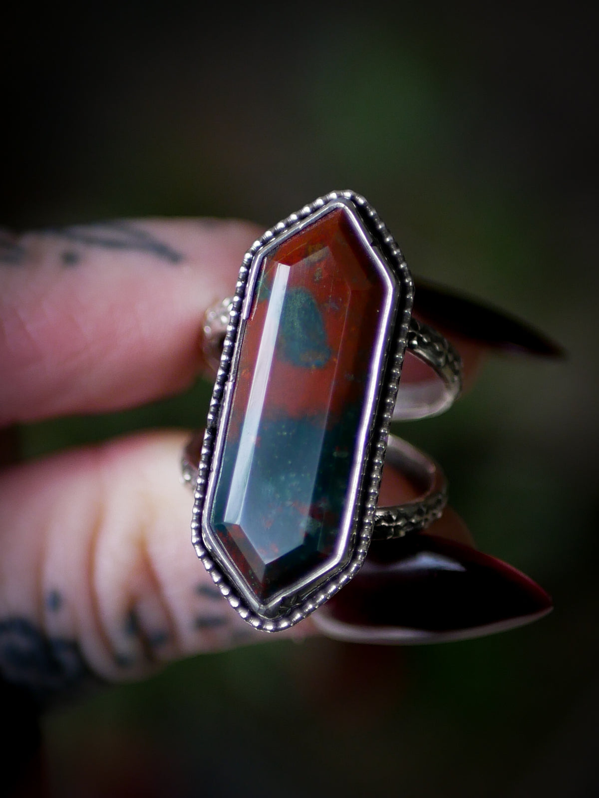 La Morrigan- Bague en jaspe héliotrope facetté et argent, anneaux forgés