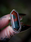 La Morrigan- Bague en jaspe héliotrope facetté et argent, anneaux forgés