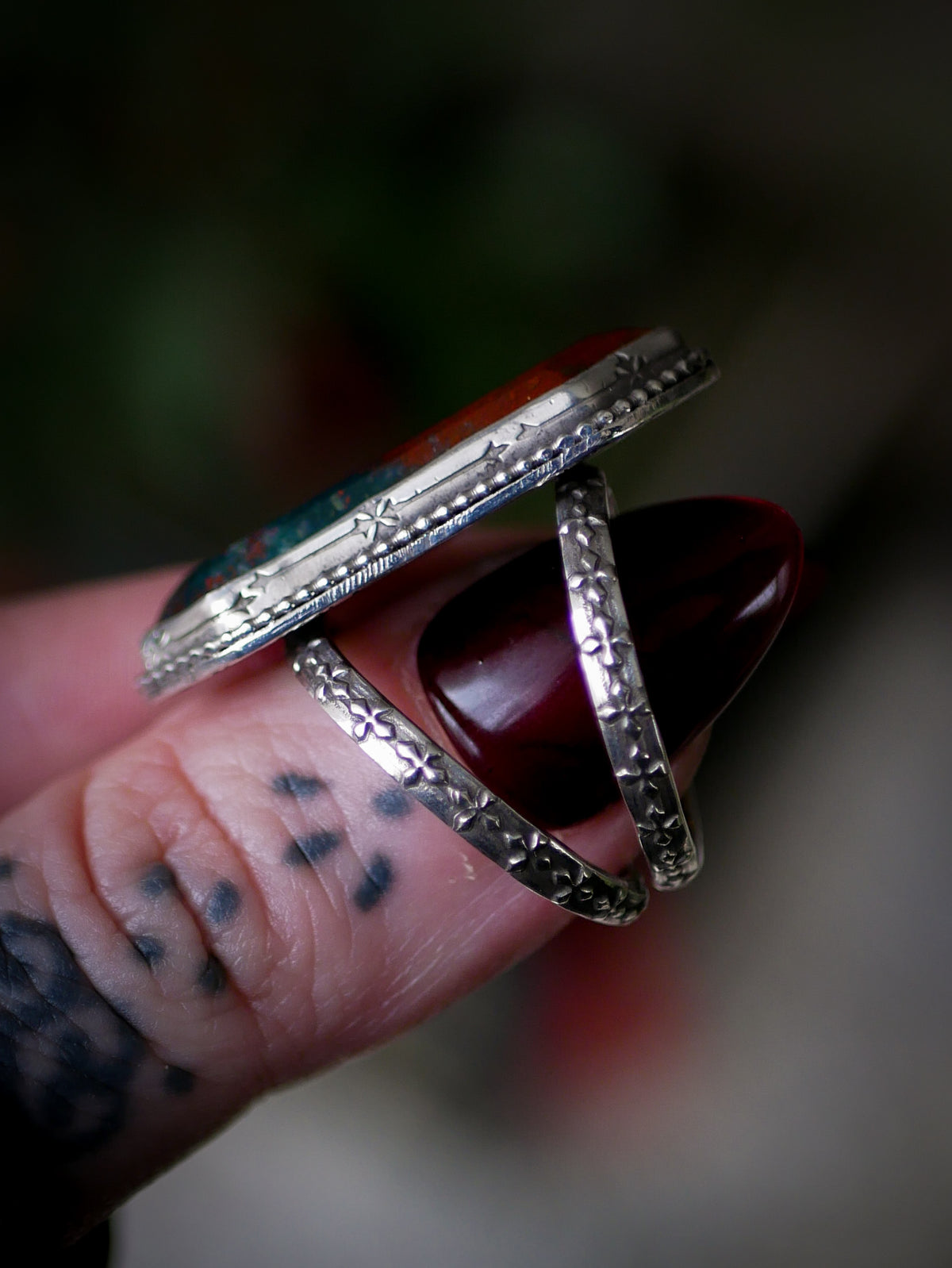 La Morrigan- Bague en jaspe héliotrope facetté et argent, anneaux forgés