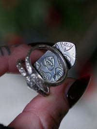 La Morrigan- Bague en jaspe héliotrope facetté et argent, anneaux forgés