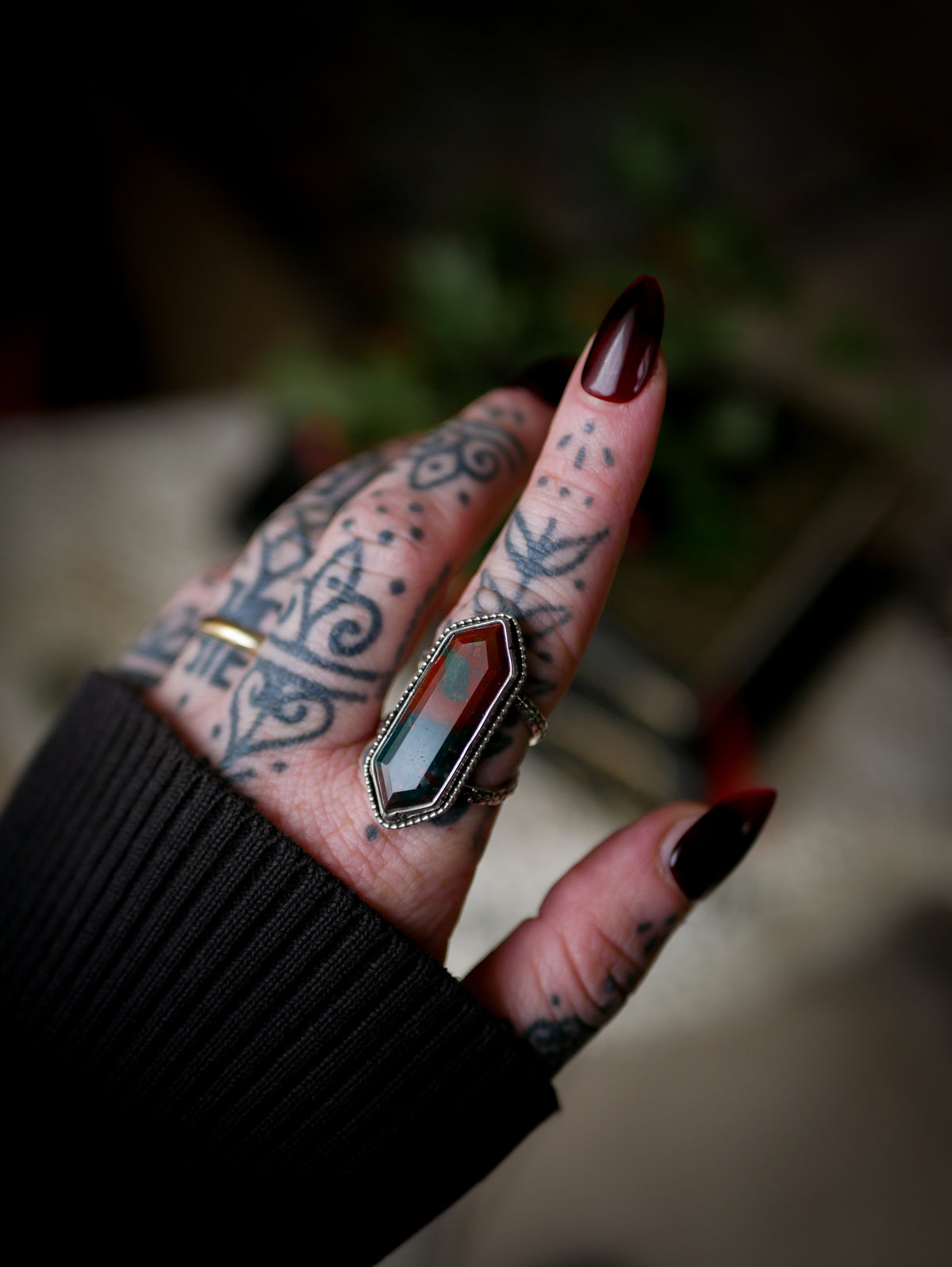 La Morrigan- Bague en jaspe héliotrope facetté et argent, anneaux forgés