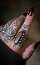 La Morrigan- Bague en jaspe héliotrope facetté et argent, anneaux forgés