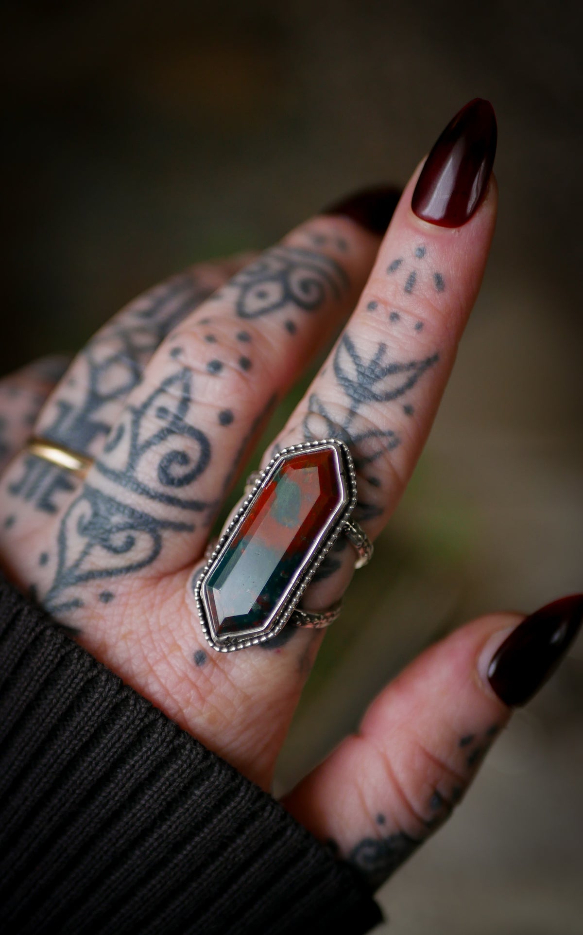 La Morrigan- Bague en jaspe héliotrope facetté et argent, anneaux forgés