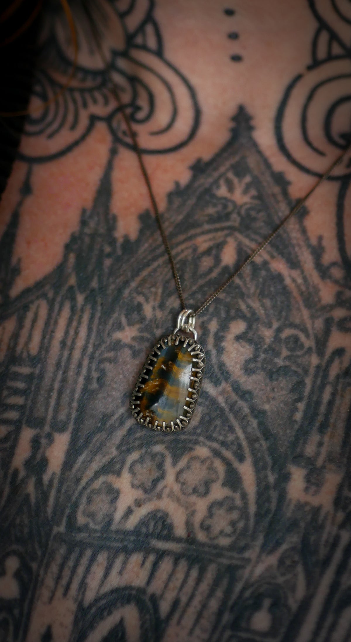 La Selkie - Pendentif en œil de tigre / œil de faucon et argent