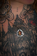 Bana-Bhuidseach - Pendentif vitrail gothique en agate du Montana et argent