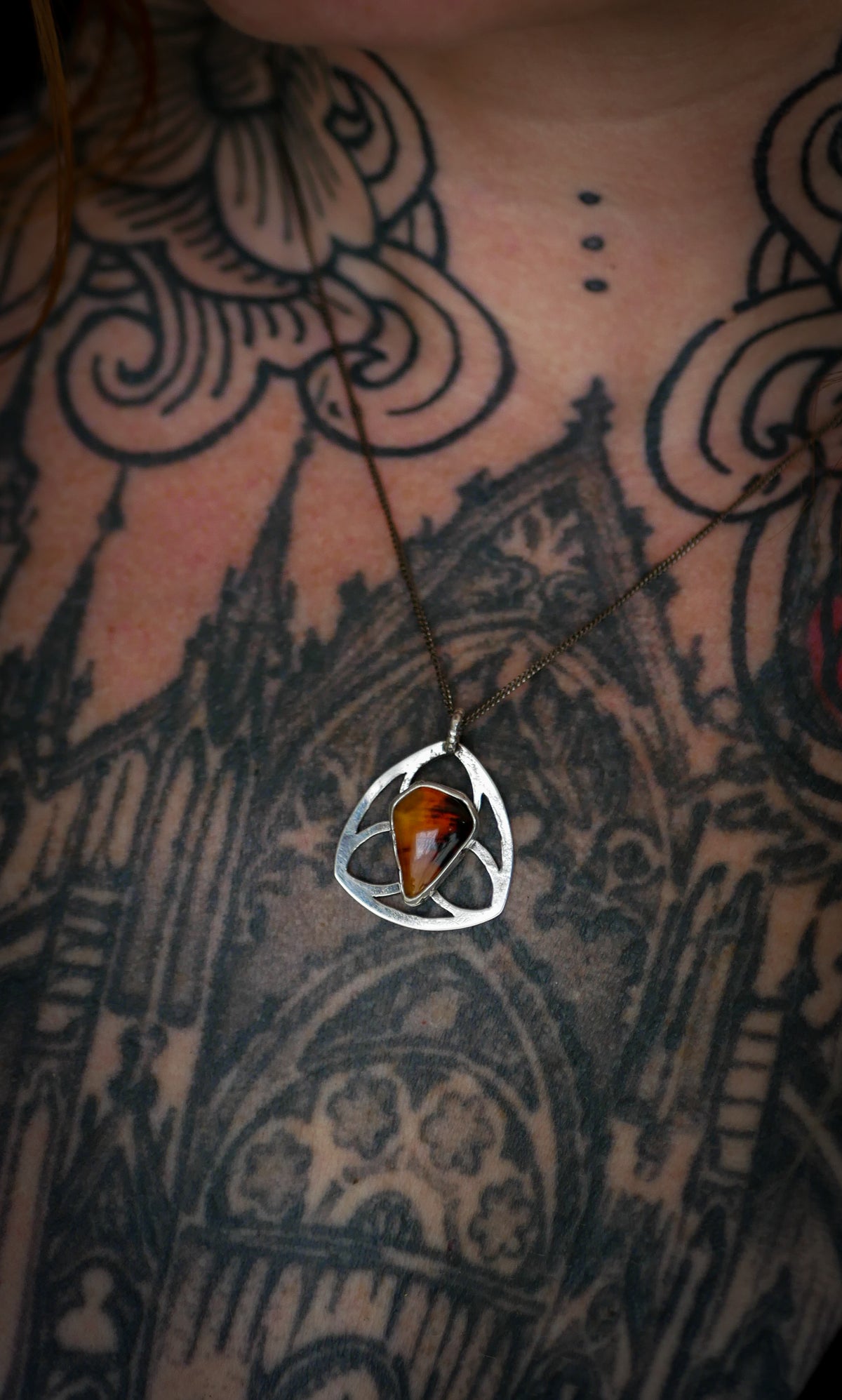 Bana-Bhuidseach - Pendentif vitrail gothique en agate du Montana et argent