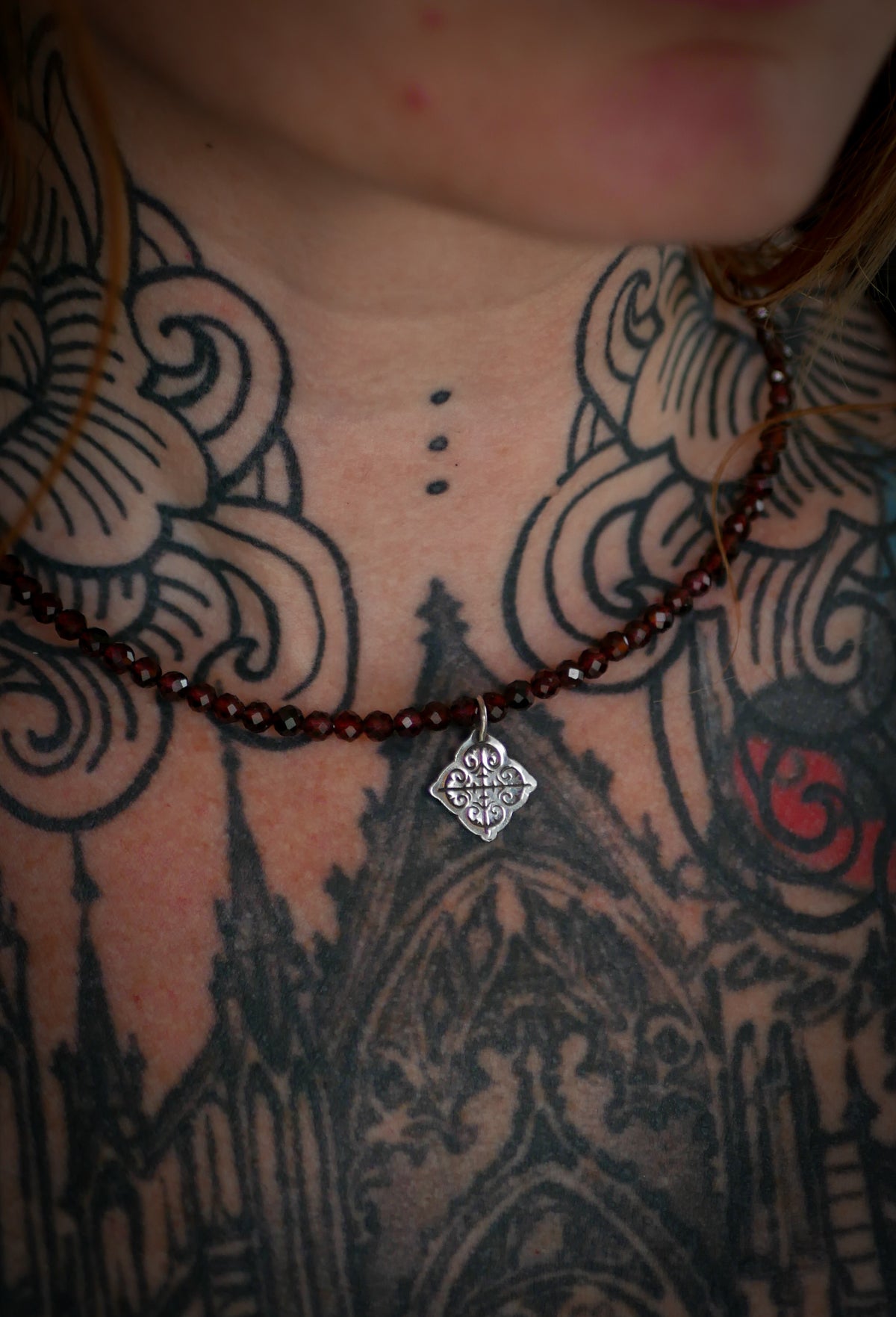 Auld Kirk Green - Collier en perles de grenat facetté et argent