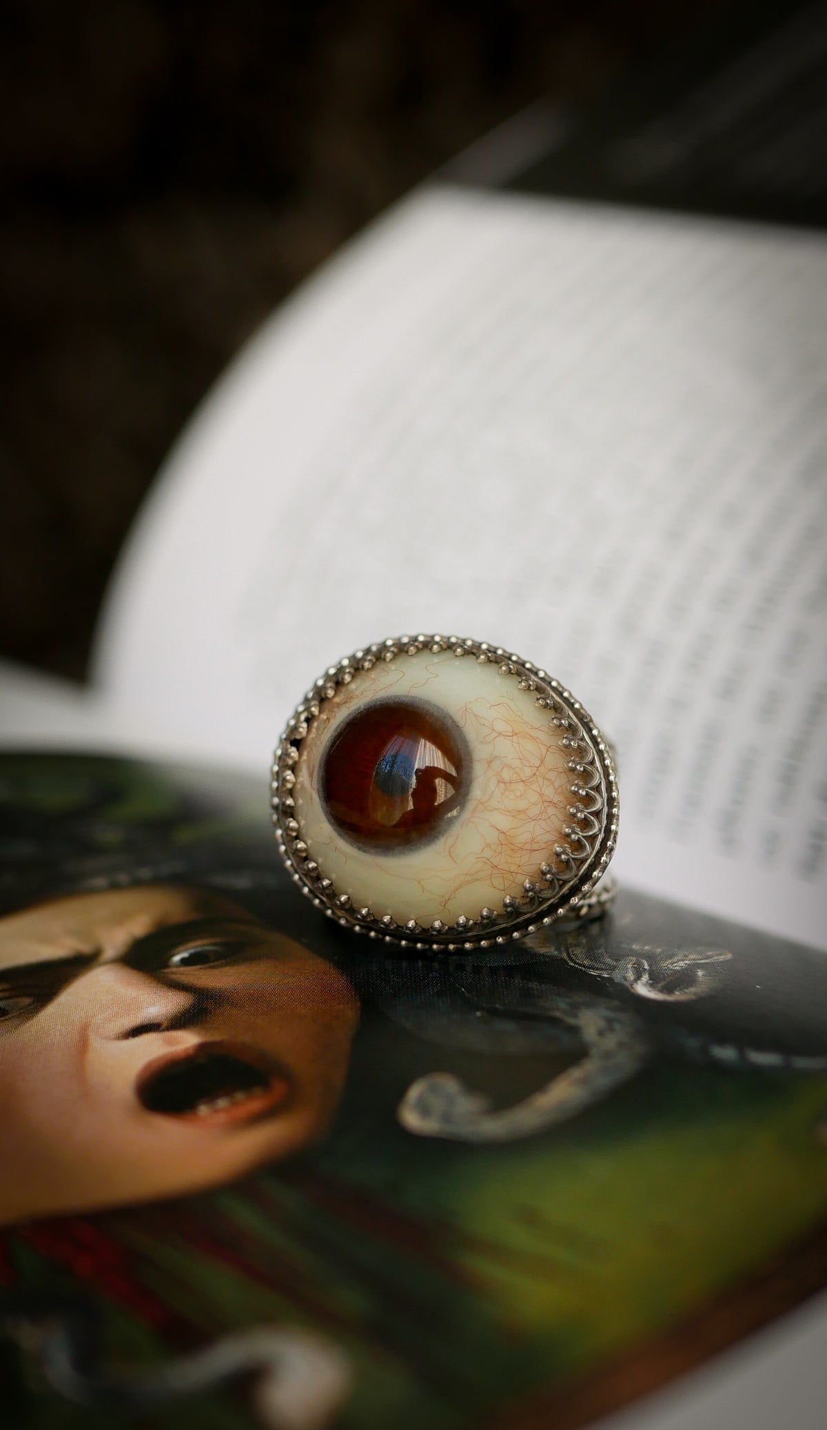 L'Œil de la Providence - Bague en argent et prothèse oculaire vintage