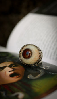 L'Œil de la Providence - Bague en argent et prothèse oculaire vintage