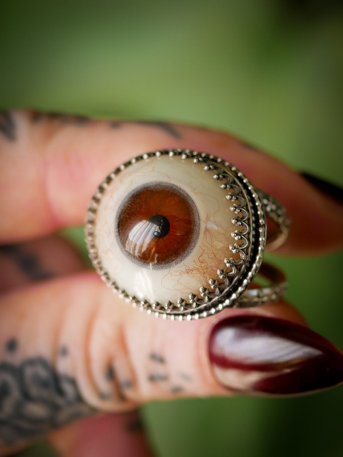 L'Œil de la Providence - Bague en argent et prothèse oculaire vintage