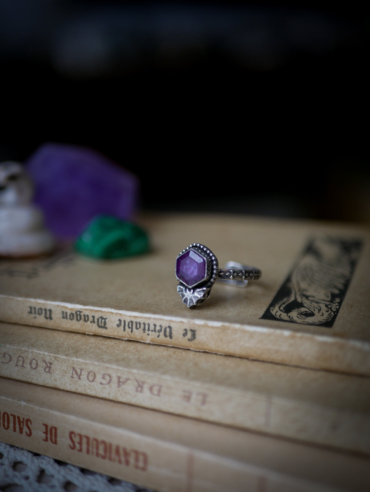 L'Âme de la Nuit - Bague en rubis facetté et argent, chauve-souris forgée