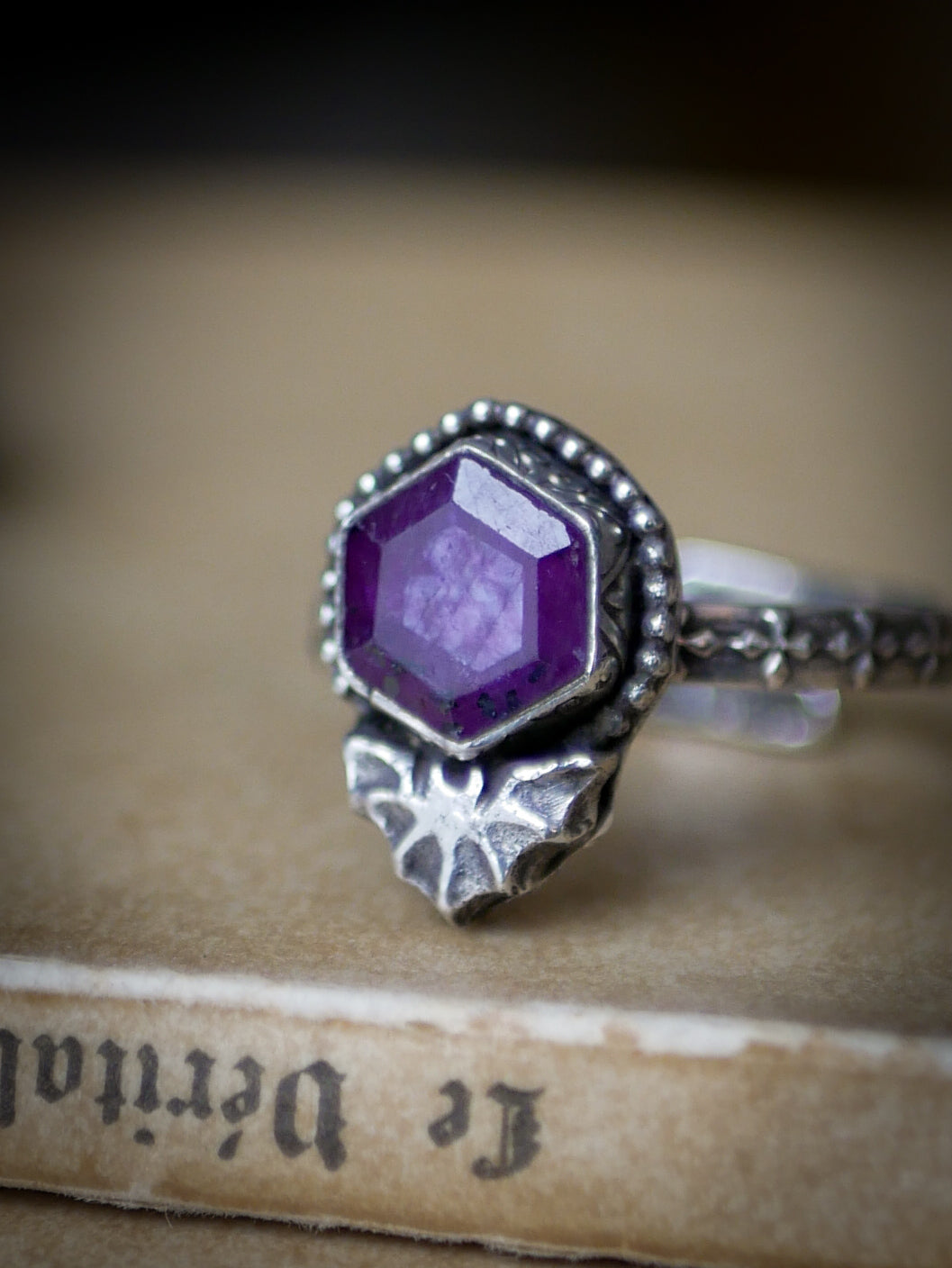 L'Âme de la Nuit - Bague en rubis facetté et argent, chauve-souris forgée