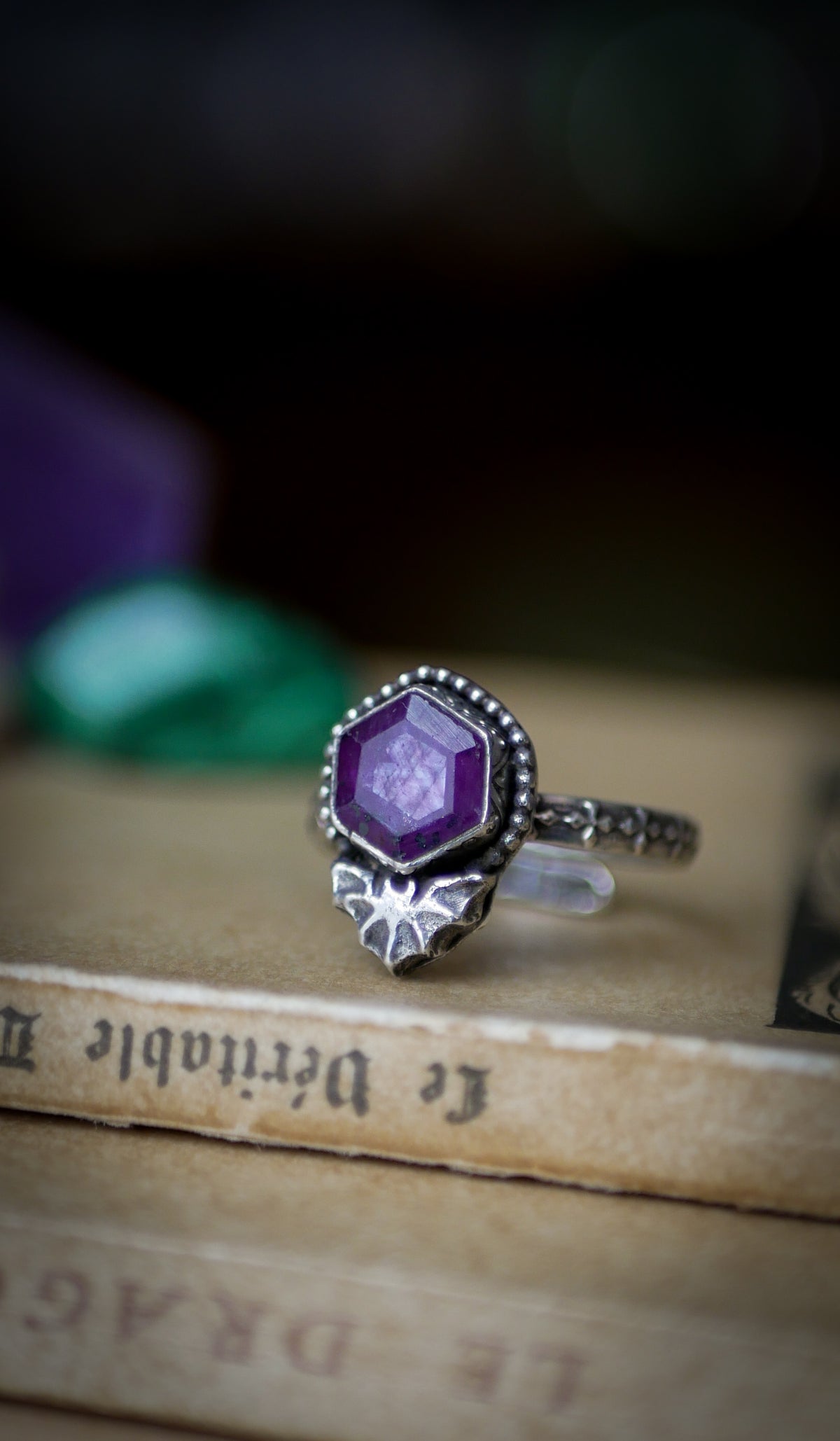 L'Âme de la Nuit - Bague en rubis facetté et argent, chauve-souris forgée