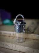 Reliquia - Pendentif-fiole en argent, verre et rubis facetté