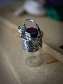 Reliquia - Pendentif-fiole en argent, verre et rubis facetté