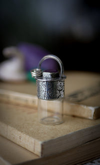 Reliquia - Pendentif-fiole en argent, verre et rubis facetté
