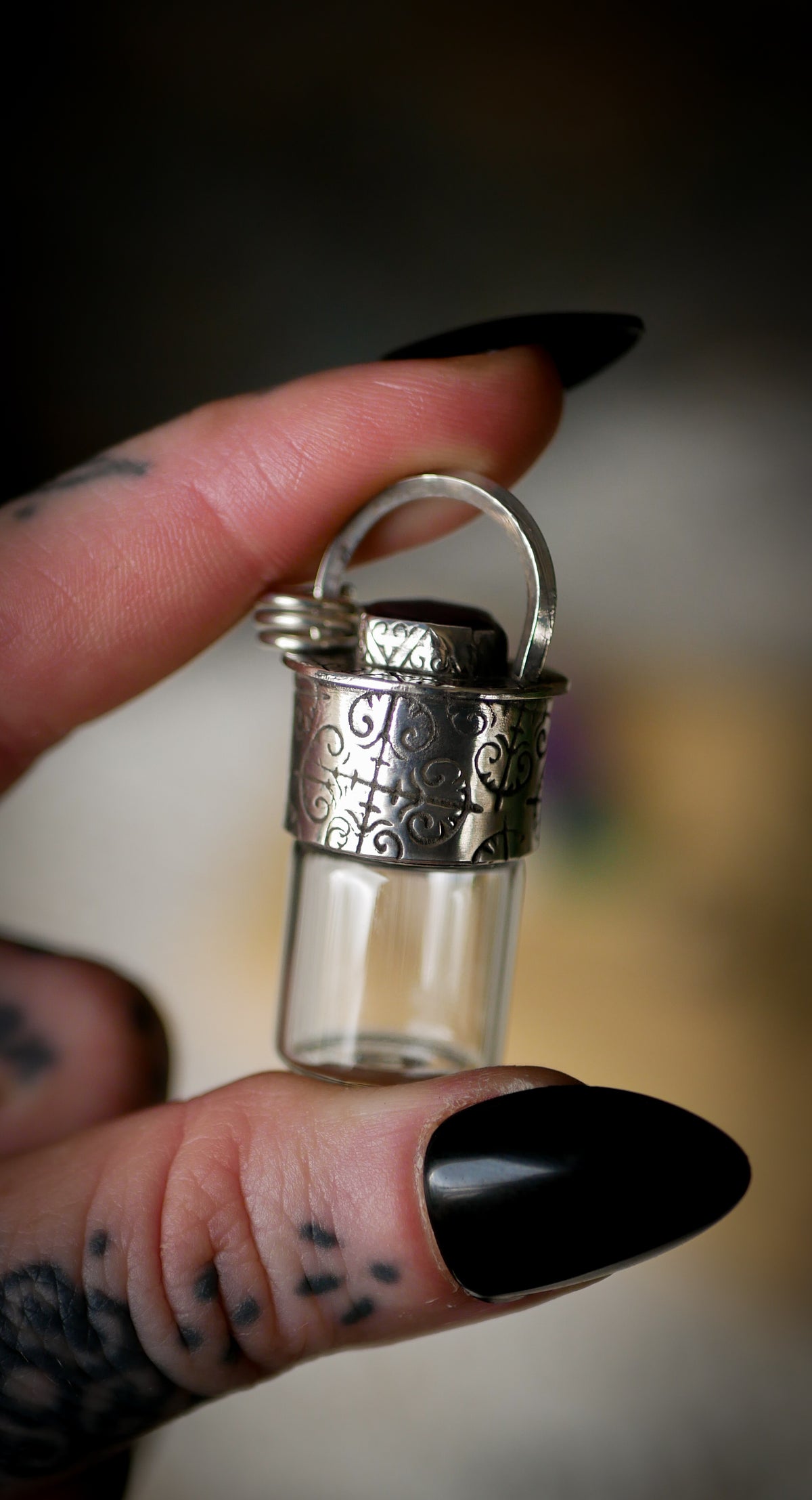 Reliquia - Pendentif-fiole en argent, verre et rubis facetté