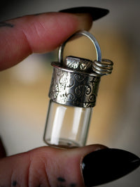 Reliquia - Pendentif-fiole en argent, verre et rubis facetté