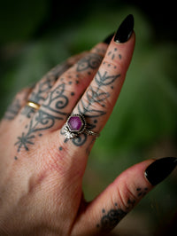 L'Âme de la Nuit - Bague en rubis facetté et argent, chauve-souris forgée