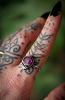 L'Âme de la Nuit - Bague en rubis facetté et argent, chauve-souris forgée