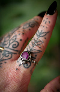 L'Âme de la Nuit - Bague en rubis facetté et argent, chauve-souris forgée