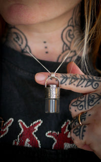 Reliquia - Pendentif-fiole en argent, verre et rubis facetté
