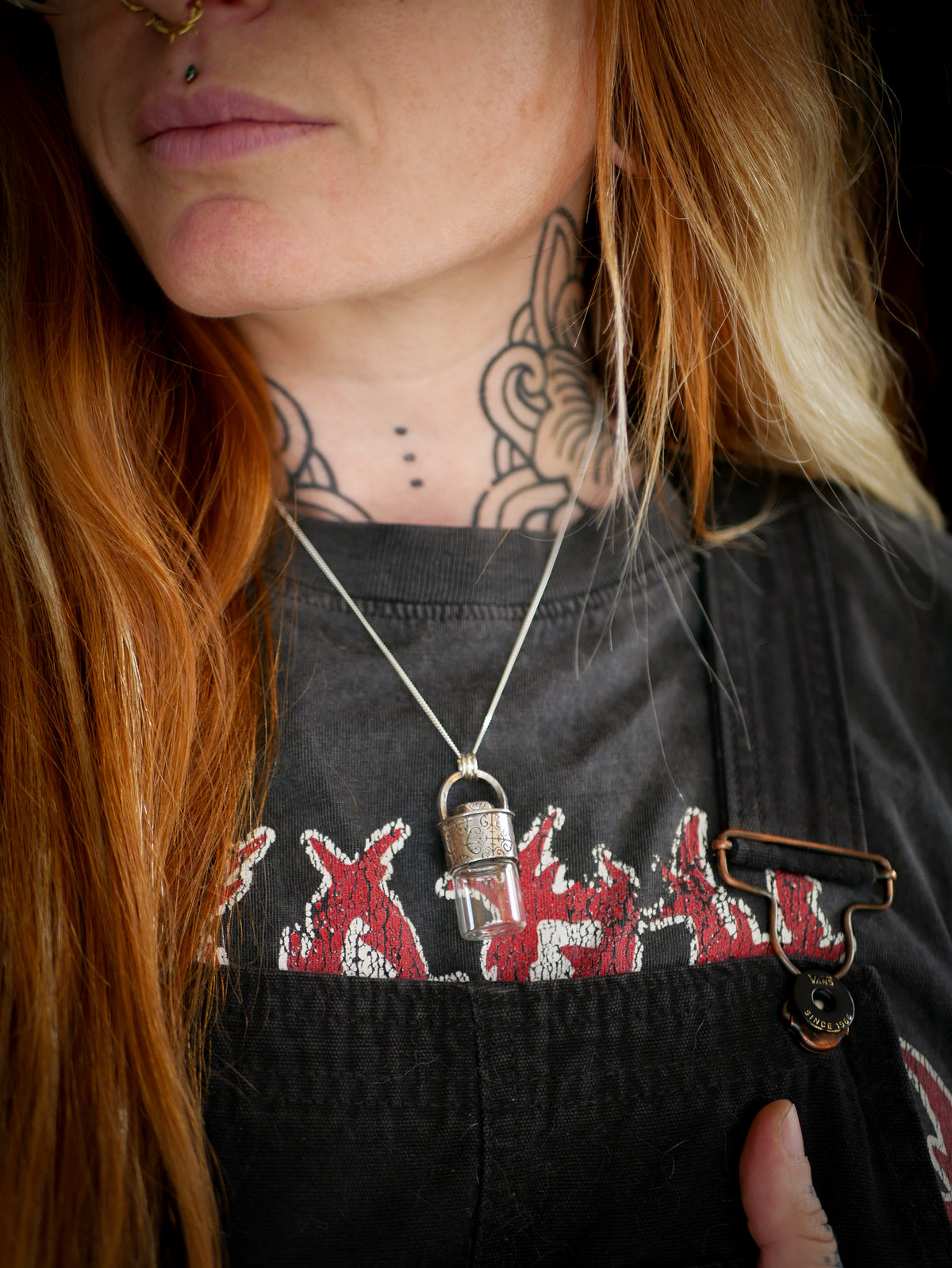 Reliquia - Pendentif-fiole en argent, verre et rubis facetté