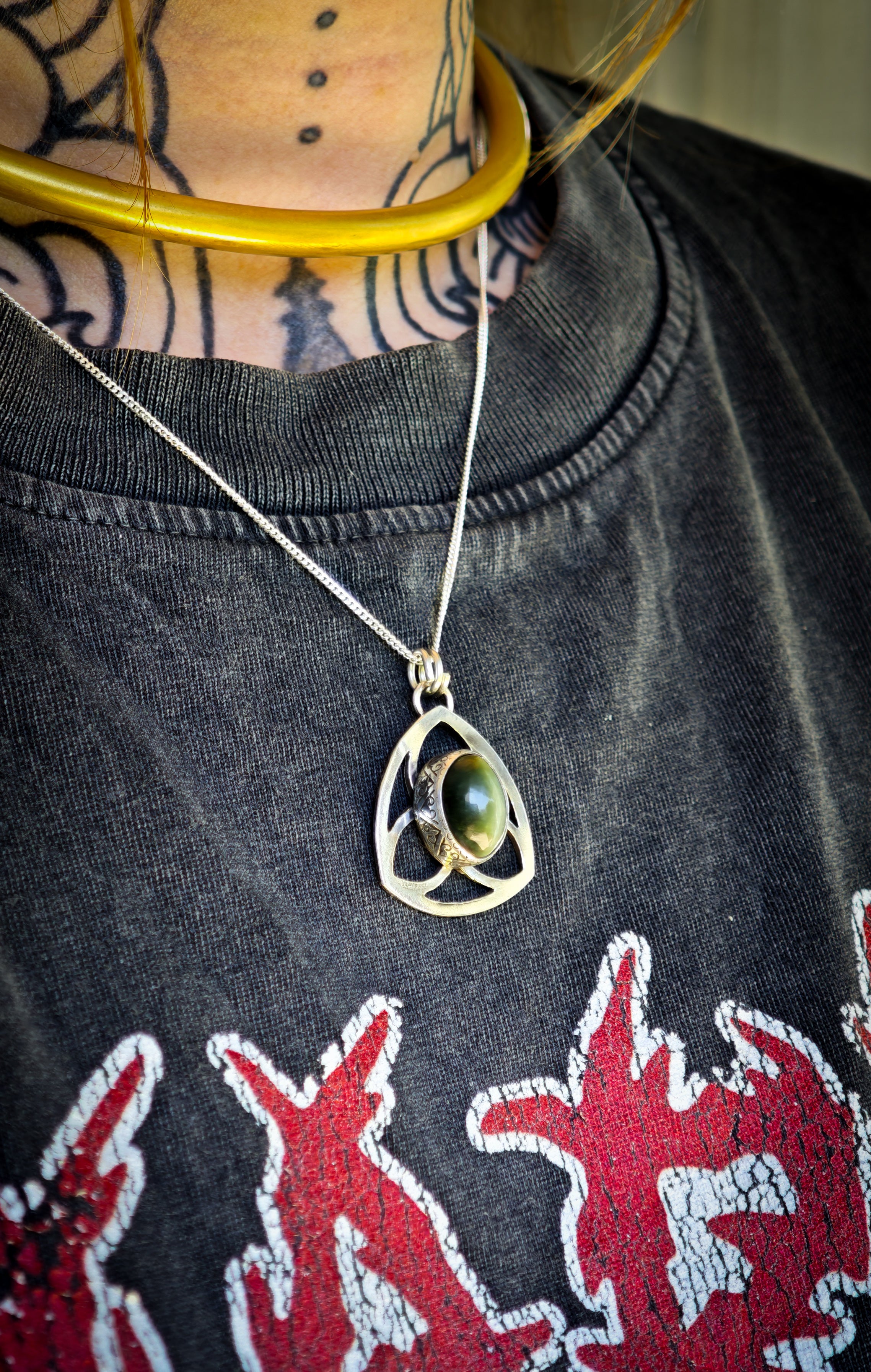 L'Oeil du Manoir - Pendentif vitrail gothique en actinolite et argent